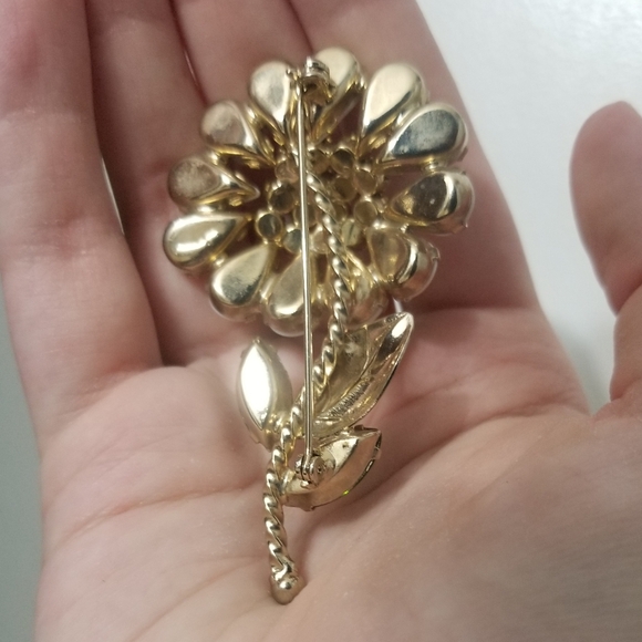 Vtg unsigned milk glass & rhinestone daisy brooch, should be Weiss - Picture 2 of 13